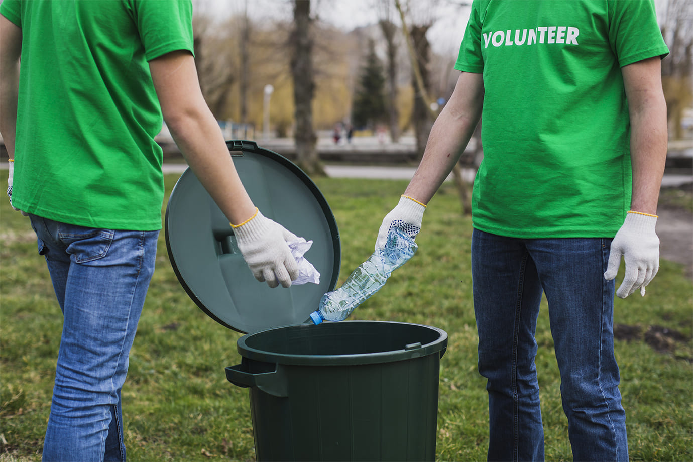 volunteers-collecting-trash