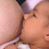 mamá amamantando bebe
