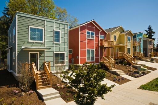 Casas de colores con paneles solares Casas de colores con paneles solares