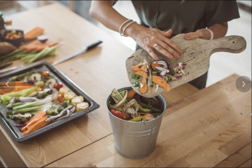 Mujer cocinando y haciendo reciclaje con cáscaras Mujer cocinando y haciendo reciclaje con cáscaras