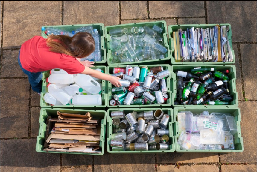 Mujer escogiendo materiales reciclables Mujer escogiendo materiales reciclables