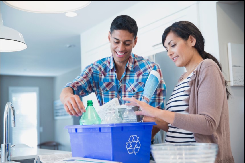 Mujer y hombre reciclando empaques plásticos Mujer y hombre reciclando empaques plásticos