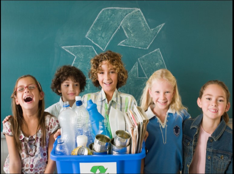 Niños en proceso de reciclaje Mujer con escogiendo materiales reciclables