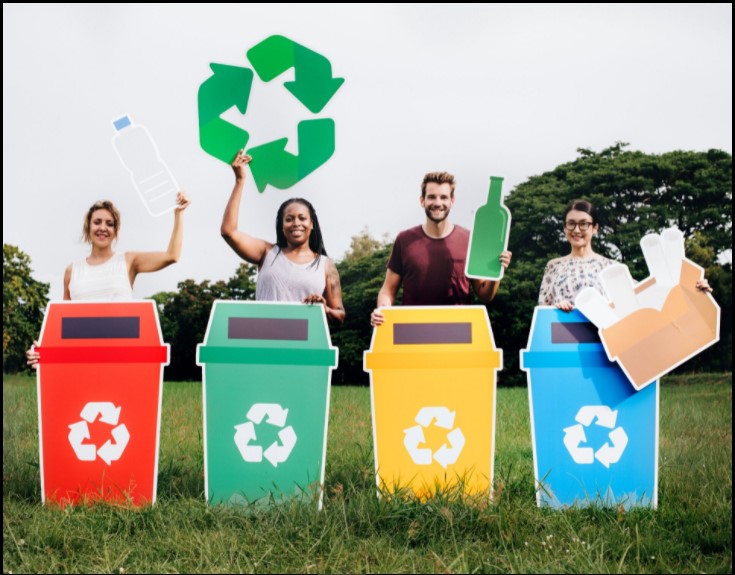 Personas reciclando por colores Personas reciclando por colores