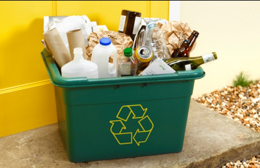 Personas recogiendo materiales reciclables Personas recogiendo materiales reciclables